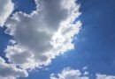 Tag der Menschenrechte Blauer Himmel mit Wolken